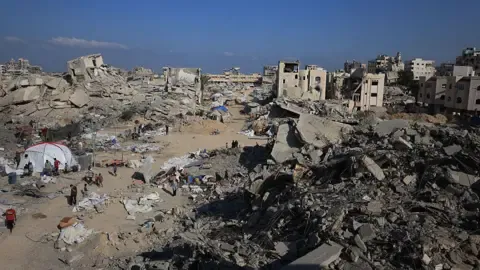 Military Armored Vehicles Advance into Key Gaza City Residential Area